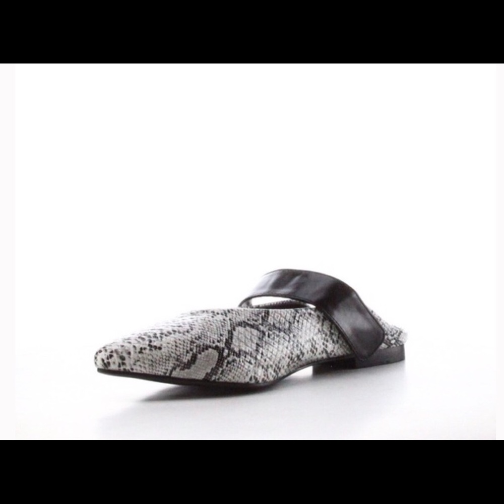 Ladies Pointed toe flat slides. Snake skin color - Picture 5 of 7